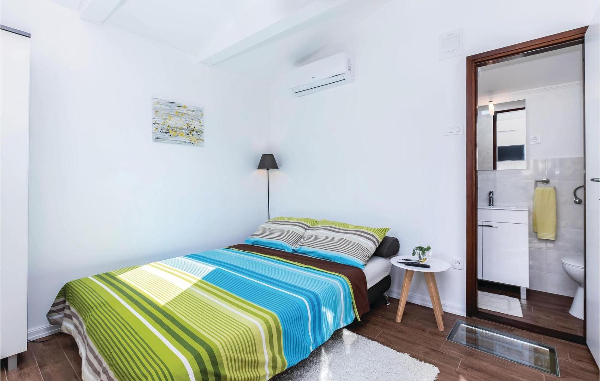 Cozy Home In Smrika With House A Panoramic View Exterior foto