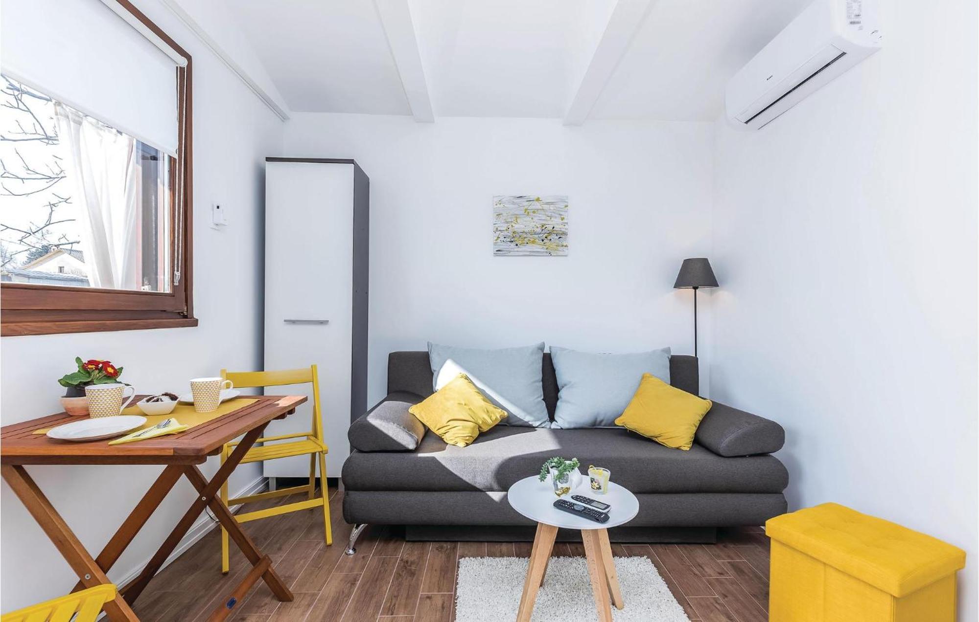 Cozy Home In Smrika With House A Panoramic View Exterior foto